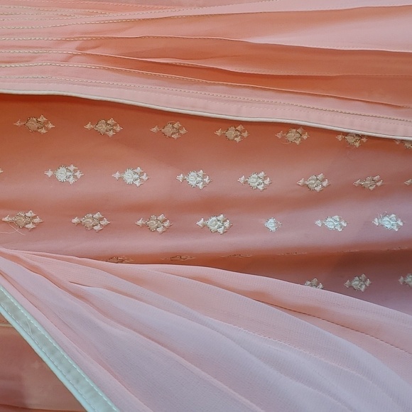 KURTA, formal little girls, peach. No size, guessing about a 6. Enbroidery lace. - Picture 5 of 13